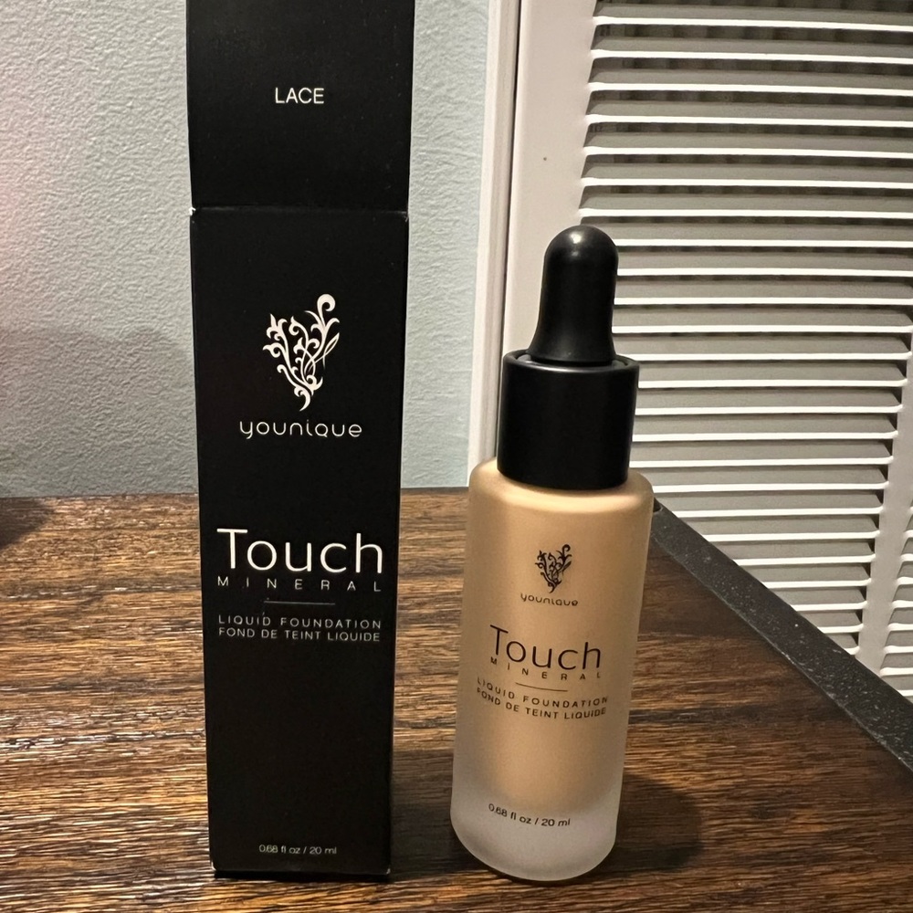 Younique liquid foundation in lace.